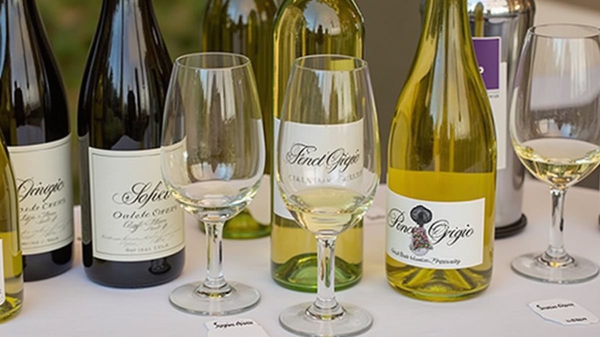 Aankomende wijnproeverij met Pinot Grigio flessen