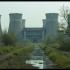 Afbeelding van de verlaten kerncentrale van Chernobyl, omgeven door natuur.