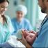 Arts met pasgeboren baby in ziekenhuis