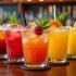 Assortiment kleurrijke cocktails op een bar