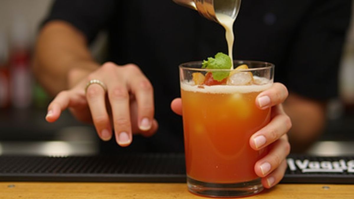 Barman bereidt Whiskey Sour