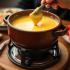 Belgische kaasfondue op een gezellige tafel