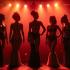 Burlesque artiesten tonen zichzelf in extravagante kostuums.