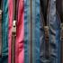 Collage van diverse ritssluitingen op kleding en accessoires.