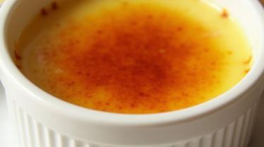 Crème brûlée in een ramekin