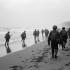 D-Day herdenking met soldaten die op Omaha Beach landen.