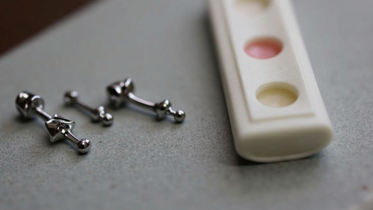 Dichtbij opname van piercing sieraden en nazorgproducten