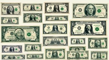 Diverse dollarbiljetten en munten