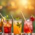 Diverse duurzame drinkrietjes in een feestelijke setting