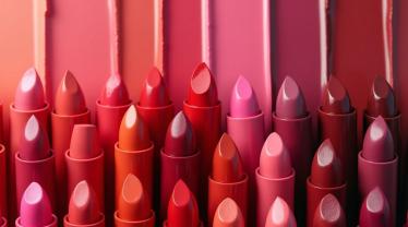 Diverse lippenstiften in verschillende kleuren en stijlen