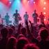 Drummers performing op een levendig concert