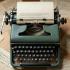 Een artistieke typemachine omringd door vintage papieren en inkt