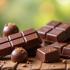 Een assortiment van heerlijke melkchocolade op een houten tafel