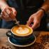 Een barista die latte art maakt