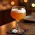 Een Belgische Brandy Alexander cocktail op een stijlvolle tafel
