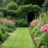 Een Belgische tuin met diverse bloemen en groenten.