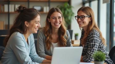 Vrolijke kantooromgeving tijdens het vieren van de Dag van de Medewerker