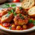 Een bord Kip Cacciatore met kruiden en brood