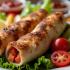 Een bord met smakelijke shawarma met verse groenten en sauzen