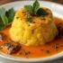 Een bord mofongo met kruiden en traditionele bijgerechten