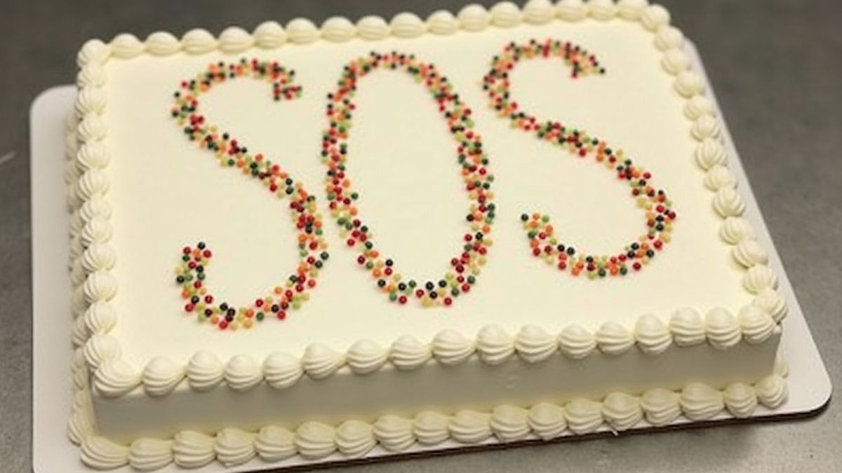 Een cake versierd met het 'SOS'-signaal in Morsecode.