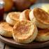 Een close-up van geroosterde Engelse muffins met jam en boter.