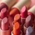 Een close-up van verschillende veganistische lippenstiften in diverse kleuren en eco-vriendelijk verpakkingen