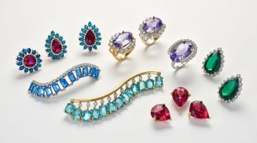 Schitterende juwelen op een fluwelen doek