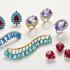 Een collectie juwelen met diverse edelstenen