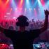 Een DJ die muziek mixt in een levendige club
