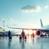 Een drukke internationale luchthaven terminal met reizigers en vliegtuigen.