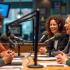 Een dynamische radiostudio met hosts die aan het bespreken zijn.