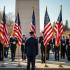 Een eerbetoon aan veteranen met vlaggen en herdenkingen