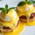 Een elegant bord Eggs Benedict met gepocheerde eieren en Hollandaise saus