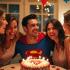 Een feest ter gelegenheid van Superman Dag met vrienden en een taart met het S-embleem