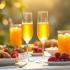 Een feestelijke brunchtafel met mimosas en verse vruchten