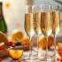 Een feestelijke tafel met glazen Prosecco en fruit
