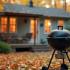Een gezellige achtertuin met een propaan grill, omringd door herfstbladeren.