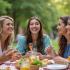 Een gezellige groep vrienden geniet van een picknick in het park