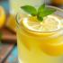 Een glas Limoncello met citroenschijfjes op een tafel