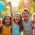 Een groep blije kinderen die samen een feest vieren in het park.
