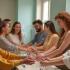 Een groep diverse mensen die samen hun handen wassen