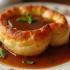Een heerlijk stuk Yorkshire pudding met jus op een traditioneel Engels dinerbord