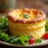 Een heerlijke kaassoufflé geserveerd met een frisse salade