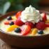 Een heerlijke kom tapioca-pudding met fruit en slagroom