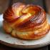 Een heerlijke kouign amann op een rustieke houten tafel