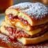 Een heerlijke Monte Cristo sandwich met siroop en poedersuiker.