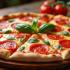 Een heerlijke peperoni pizza op een houten tafel.