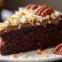 Een heerlijke plak Duitse chocoladetaart met kokos en pecannoten