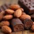 Een heerlijke presentatie van chocolade met amandelen.